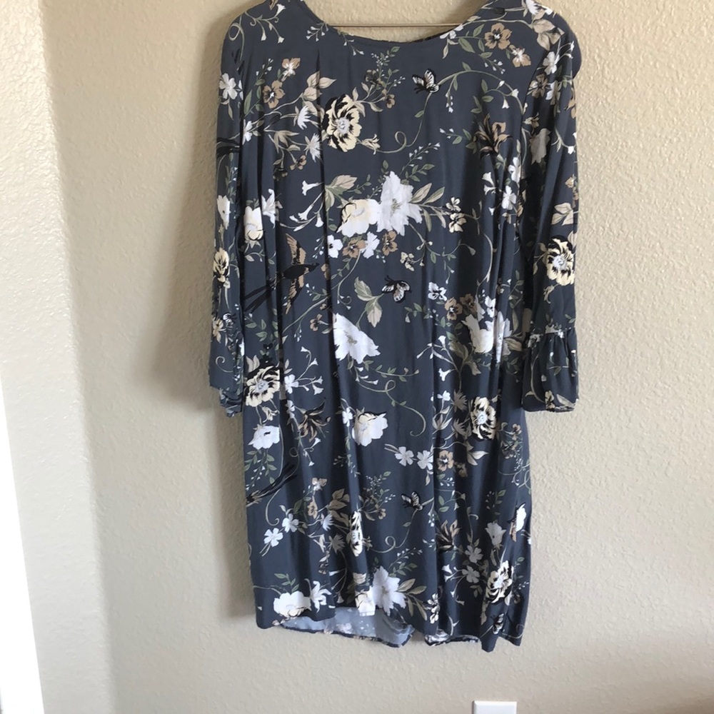 Pretty floral print dress.